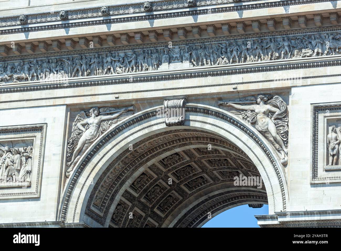 Détail architectural de l'arc de triomphe montrant des sculptures d'anges, de soldats et d'empereurs, à paris, france Banque D'Images