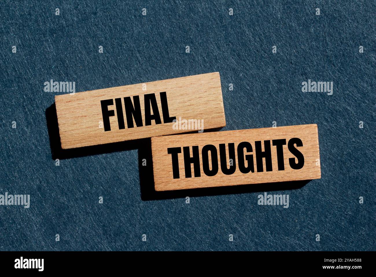 Message final Thoughts écrit sur des blocs de bois avec fond gris. Symbole conceptuel des pensées finales. Copier l'espace. Banque D'Images