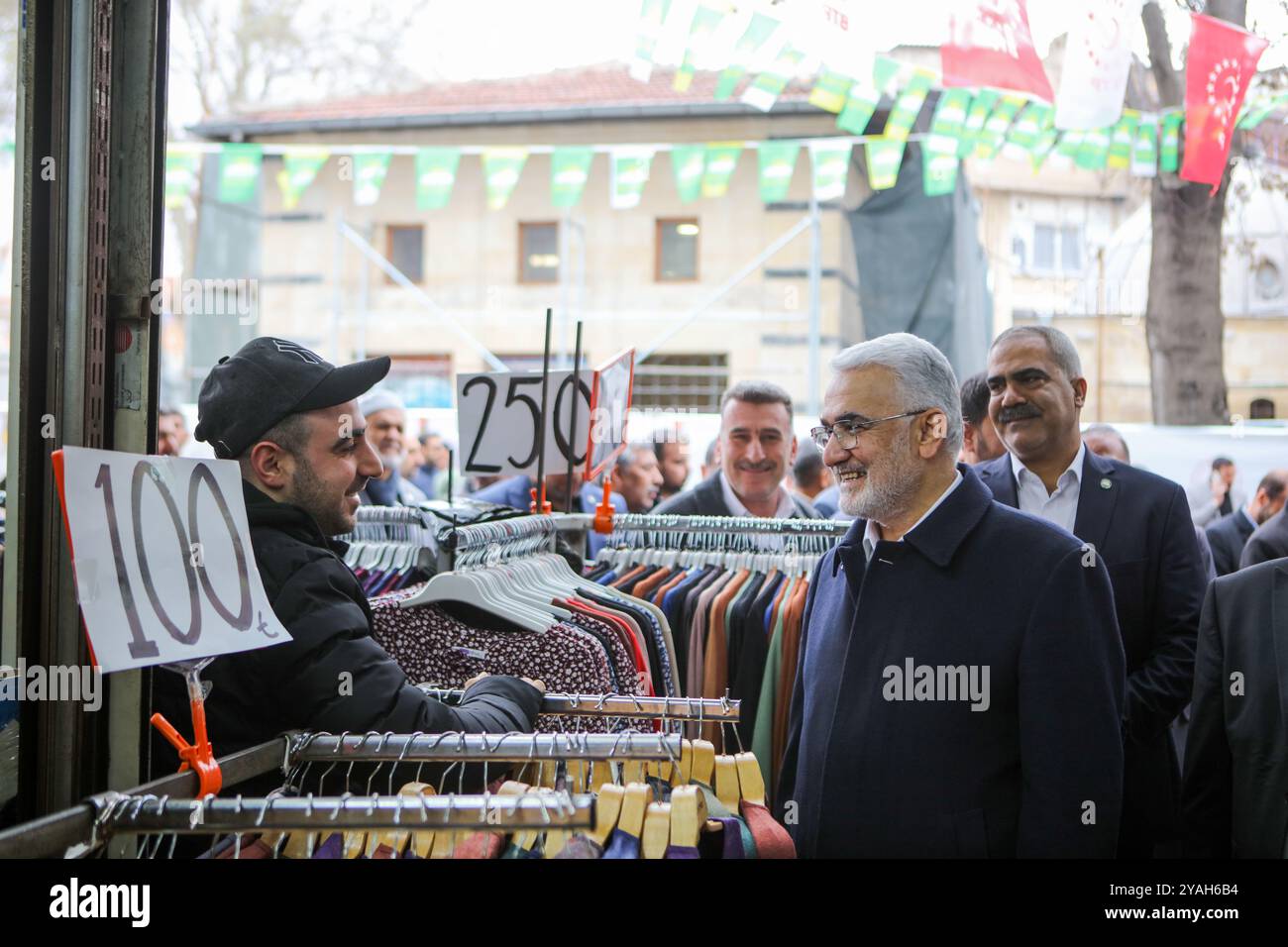 Gaziantep, Turkiye. 28 mars 2024. La chef du parti Hur Dava, Zekeriya Yapıcıoğlu, visite les marchés et les commerces locaux dans le centre de Gaziantep, dans le cadre de la campagne électorale pour les prochaines élections municipales de Turkiye. Zekeriya Yapıcıoğlu est une femme politique turco-kurde et avocate qui dirige le Parti islamiste kurde de cause libre, connu à Turkiye sous le nom de Parti Hur Dava ou Huda par Banque D'Images