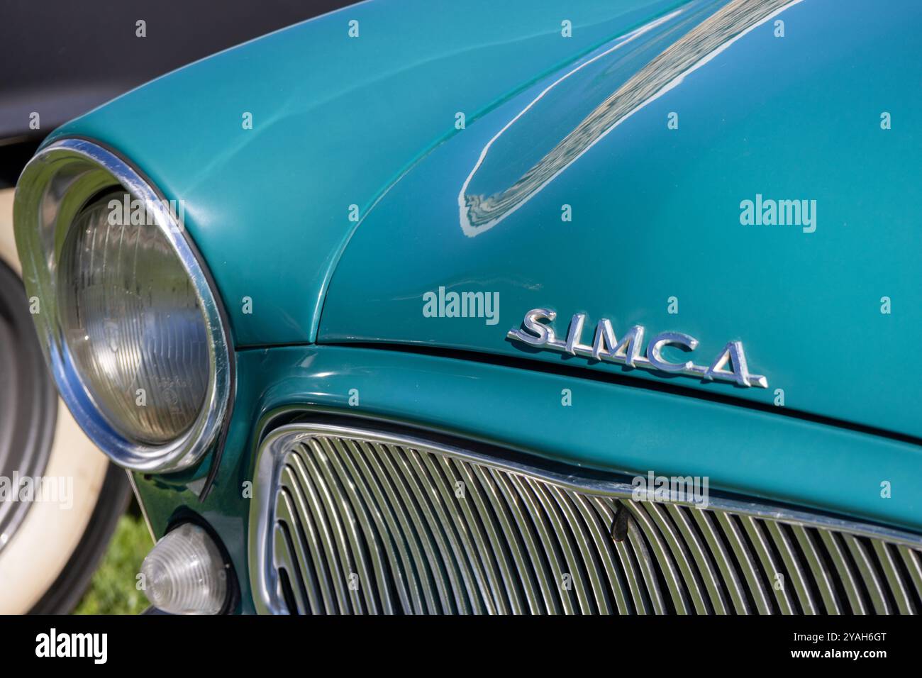 Turquoise simca aronde avec des détails chromés, mettant en valeur le design emblématique d'une époque révolue Banque D'Images