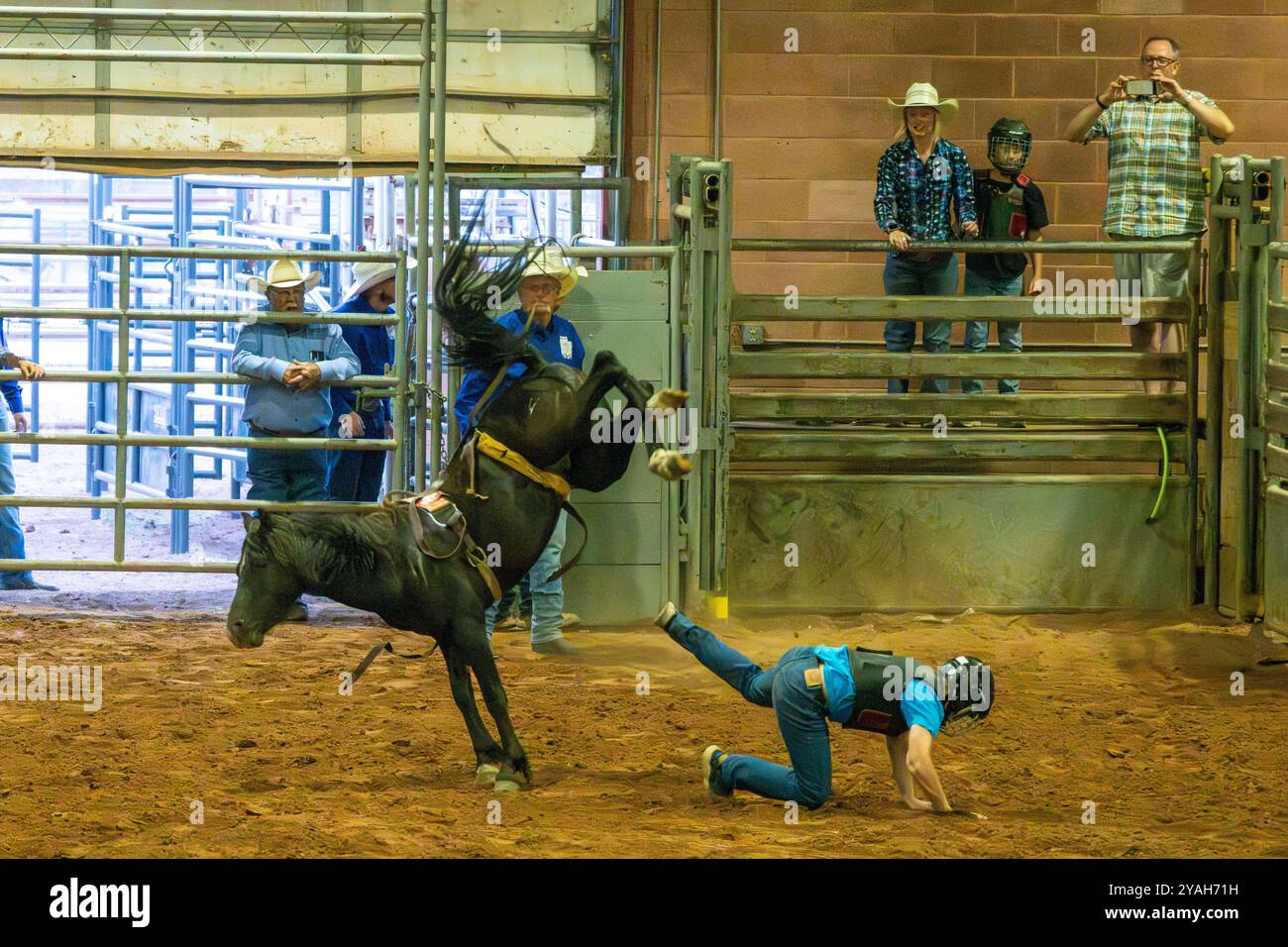 Un jeune cow-boy se fait bafouer d'un cheval de bégaiement au Moab Junior Rodeo à Moab, Utah. Banque D'Images