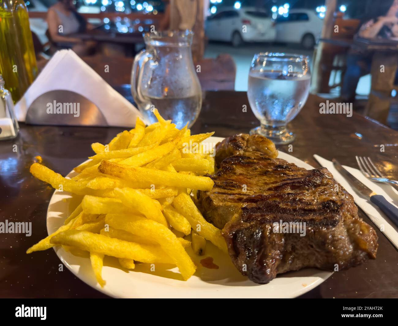 Steak grillé et pommes de terre frites dans un restaurant à Cafayate, Argentine. Banque D'Images