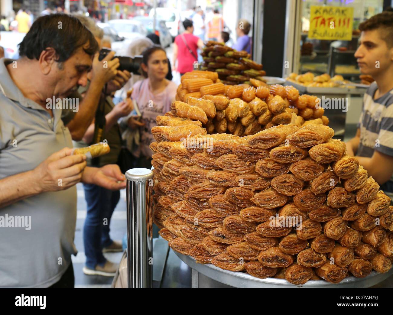 ADANA, TURQUIE- 23 OCTOBRE 2018 : personnes non identifiées prenant des photos et mangeant des desserts turcs à la boutique de desserts locaux Banque D'Images