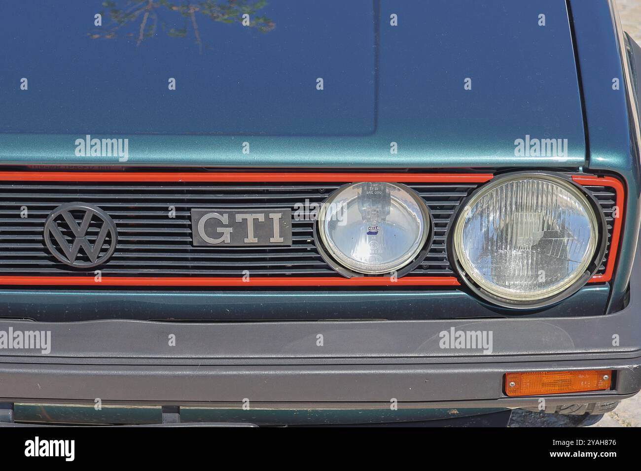 Gros plan sur la face avant d'une volkswagen Golf gti classique, mettant en valeur la garniture et le logo rouges emblématiques Banque D'Images