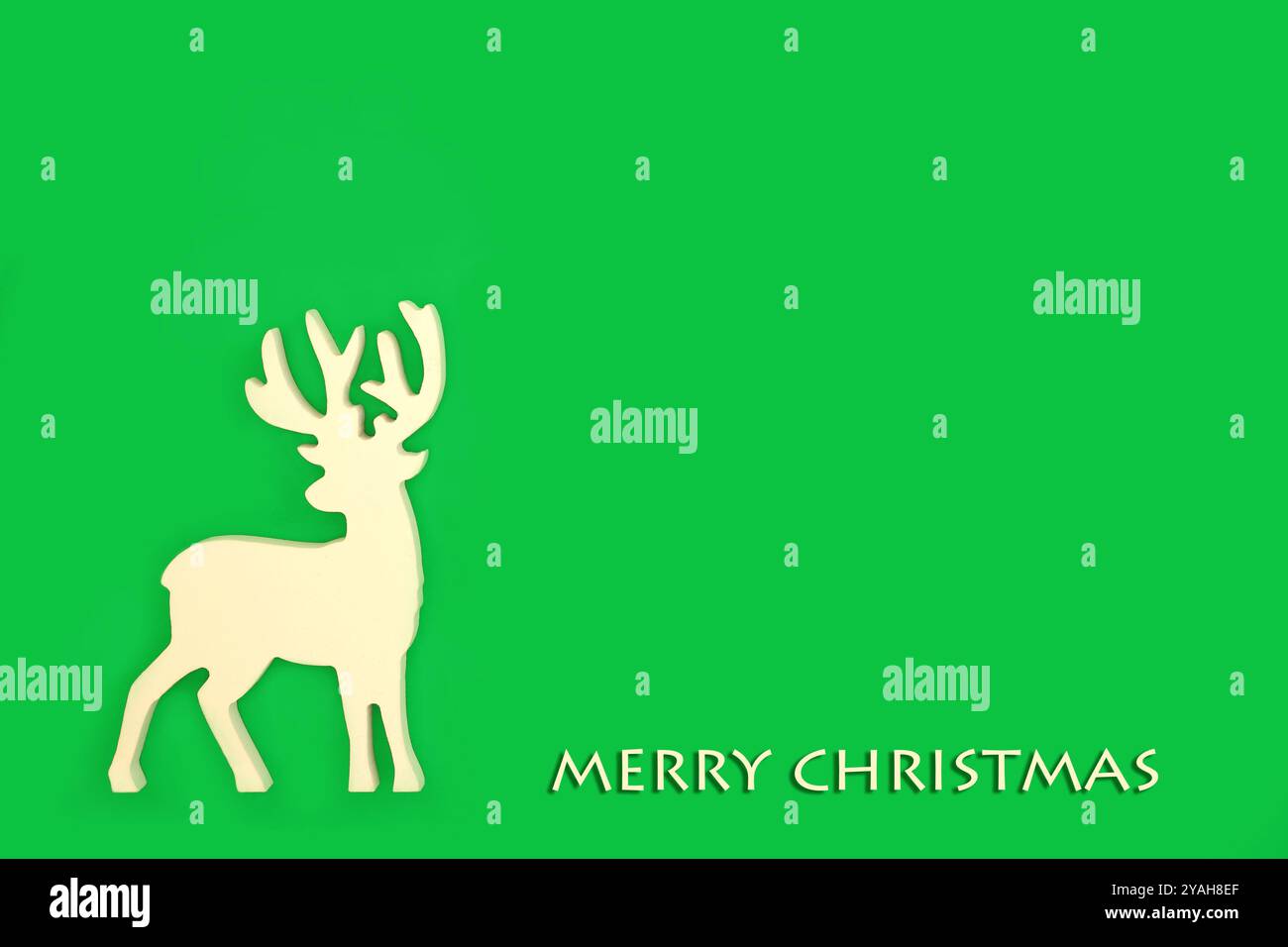 Joyeux fond de Noël avec décoration de renne écologique sur vert. Non toxique, éthique en bois Xmas Eve North Pole Santa Helper, Banque D'Images Joyeux fond de Noël avec décoration de renne écologique sur vert. Non toxique, éthique en bois Xmas Eve North Pole Santa Helper, Banque D'Images