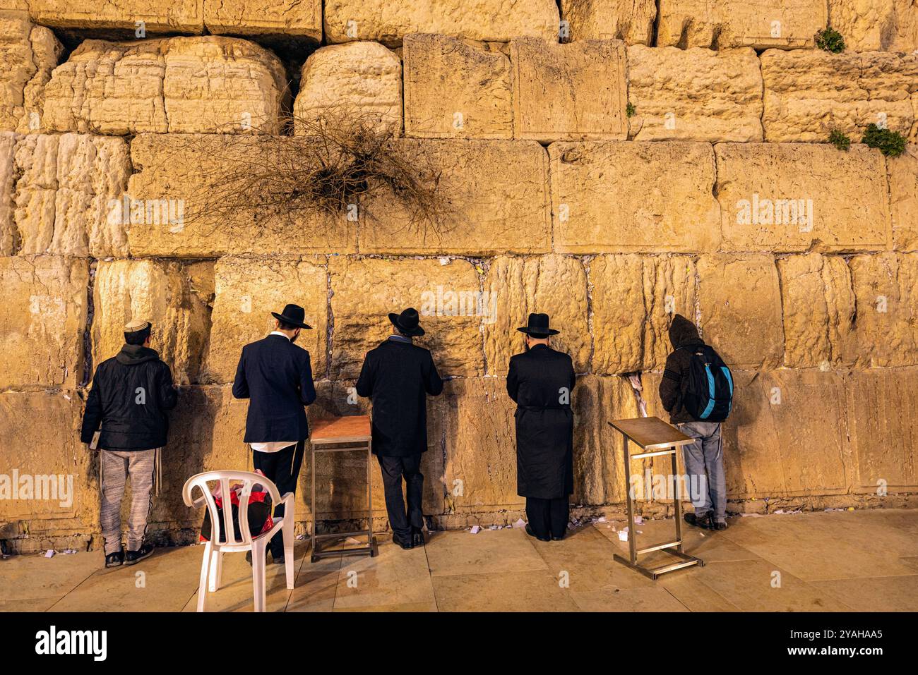 Les juifs au Mur des lamentations dans la soirée, Jérusalem, Israël, Moyen Orient Banque D'Images