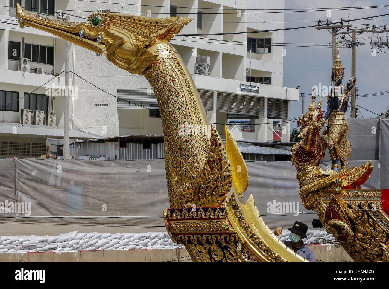 Un fonctionnaire du Département des Beaux-Arts peint la barge royale au Royal Thai Naval Dockyard à Bangkok. La cérémonie de la procession de la barge royale aura lieu sur la rivière Chao Phraya le 27 octobre pour présenter la Cathine royale, ou robes, au moine bouddhiste, ou la cérémonie de rite bouddhiste royale Kathin. (Photo de Chaiwat Subprasom / SOPA images / SIPA USA) Banque D'Images