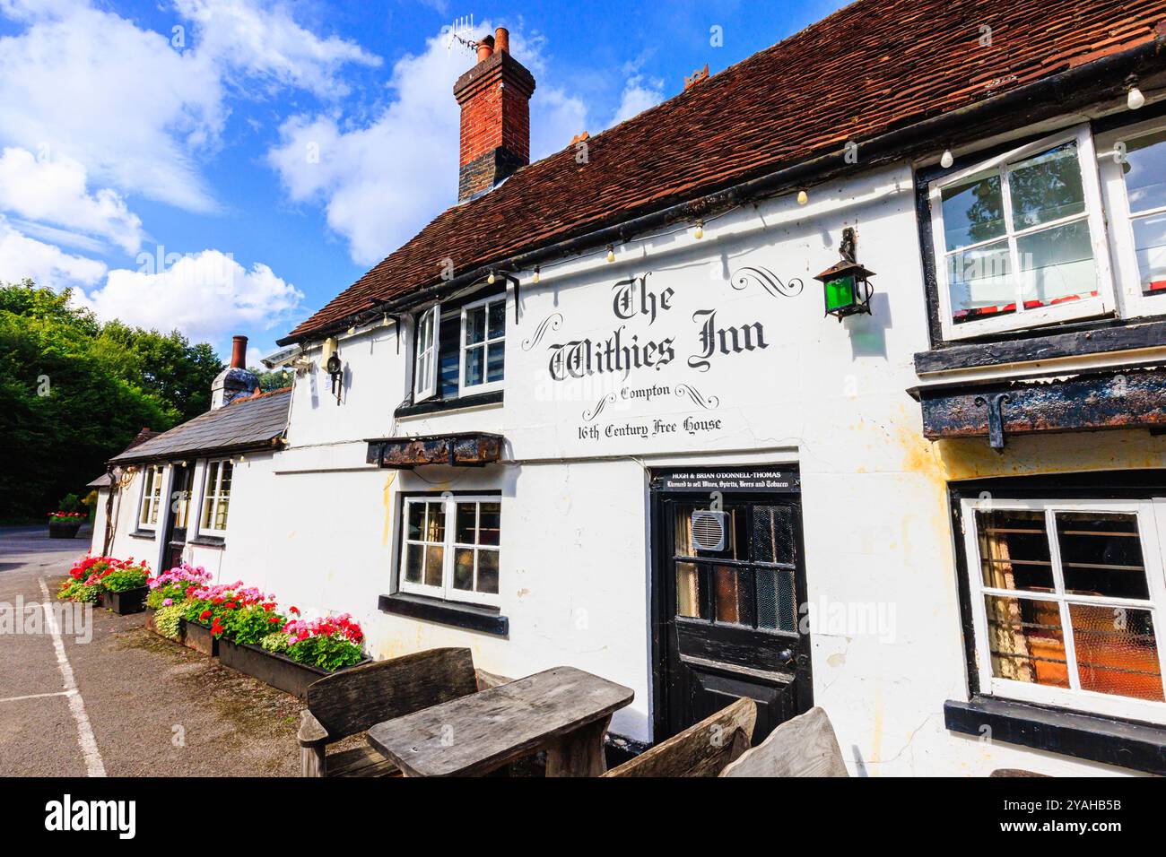 Le Withies Inn, un pub et restaurant de campagne historique du XVIe siècle situé à Compton, un village du Surrey, dans le sud-est de l'Angleterre Banque D'Images