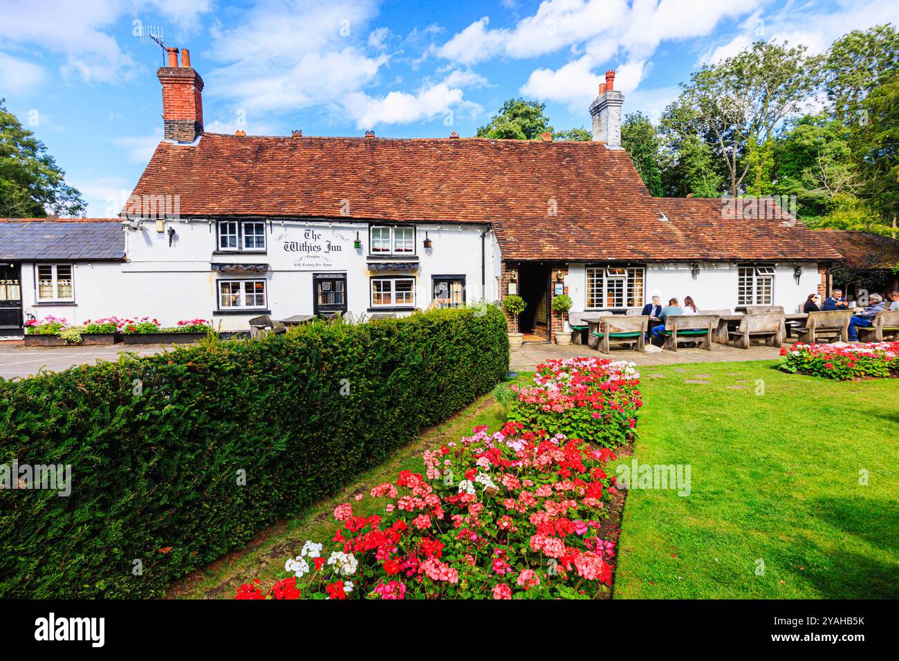 Géraniums au Withies Inn, un pub et restaurant de campagne historique du XVIe siècle à Compton, un village du Surrey, dans le sud-est de l'Angleterre Banque D'Images