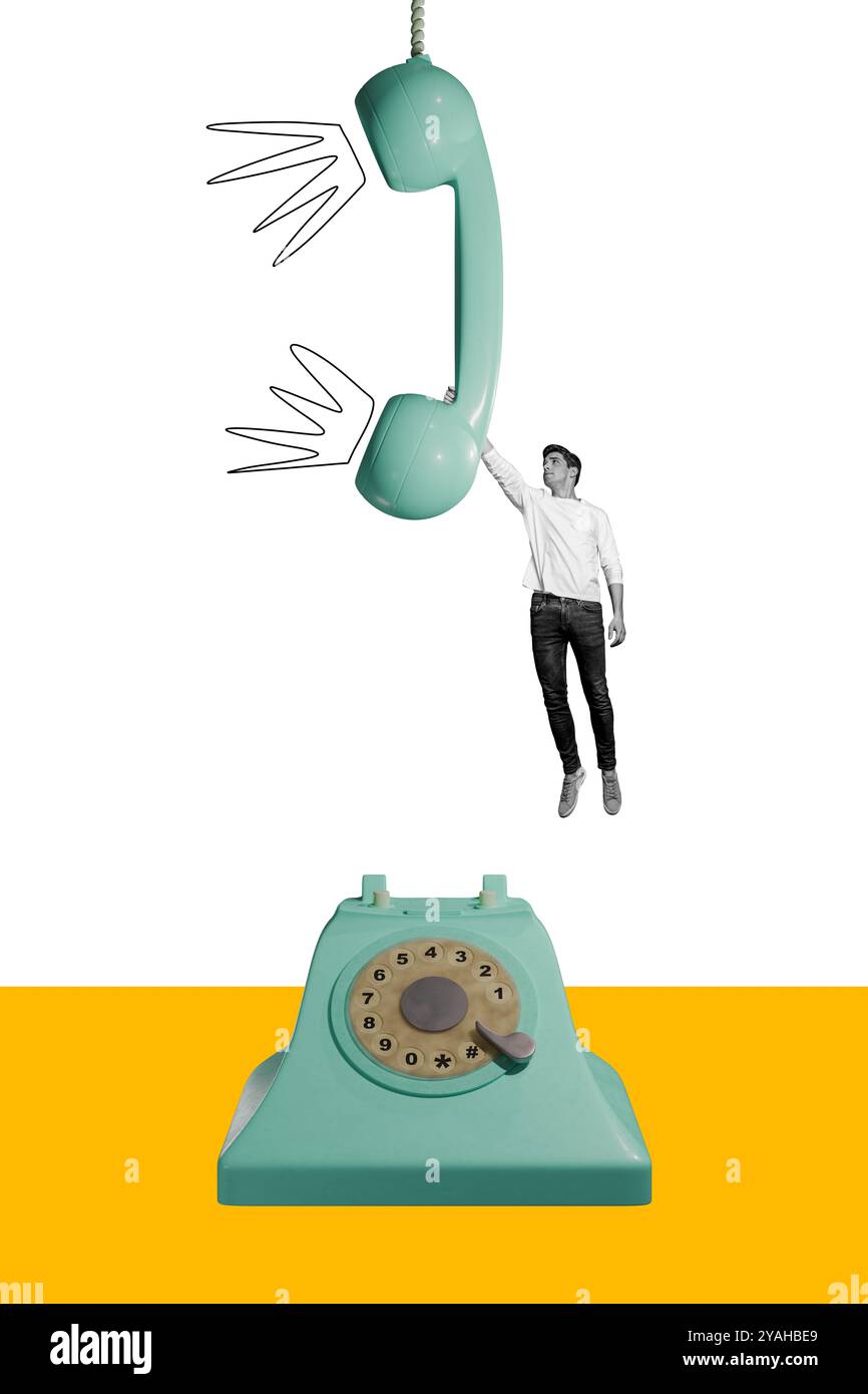 Image de collage d'illustration composite verticale de mini Guy Hang énorme téléphone isolé sur fond créatif Banque D'Images