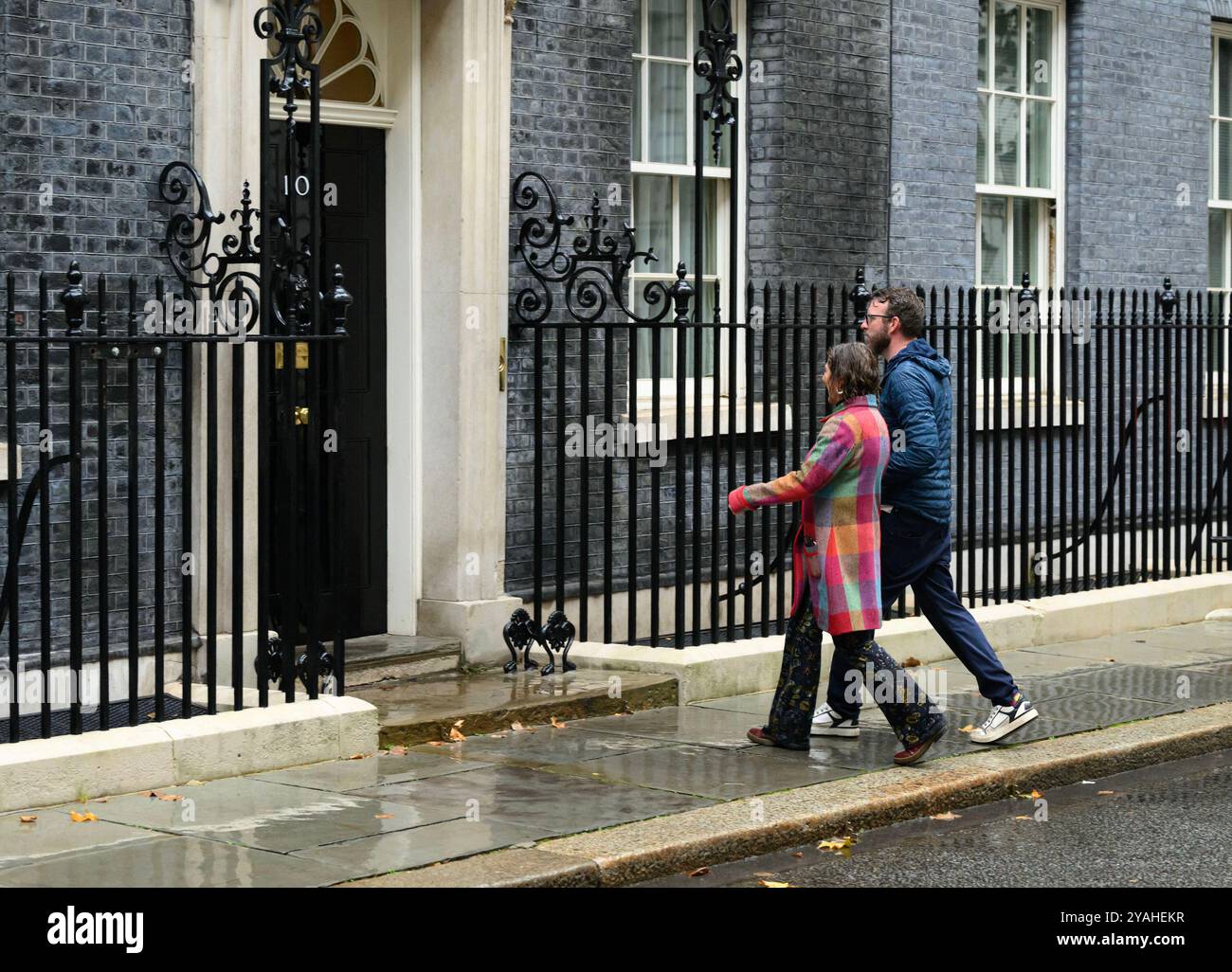 USAGE ÉDITORIAL EXCLUSIF JJ Chalmers et Harriet Lamb, PDG de WRAP, se rendent au 10 Downing Street pour le lancement de la semaine du recyclage annuelle au Royaume-Uni (14 - 20 octobre) avec une lettre ouverte encourageant plus de ménages à réduire le nombre d'articles recyclables qu'ils envoient à la décharge. Date de la photo : lundi 14 octobre 2024. Banque D'Images