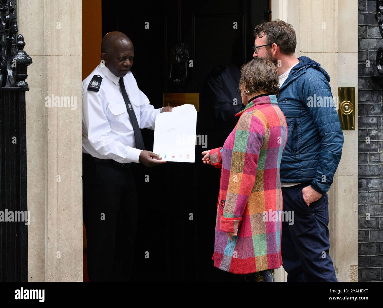 USAGE ÉDITORIAL EXCLUSIF JJ Chalmers et Harriet Lamb, PDG de WRAP, se rendent au 10 Downing Street pour le lancement de la semaine du recyclage annuelle au Royaume-Uni (14 - 20 octobre) avec une lettre ouverte encourageant plus de ménages à réduire le nombre d'articles recyclables qu'ils envoient à la décharge. Date de la photo : lundi 14 octobre 2024. Banque D'Images