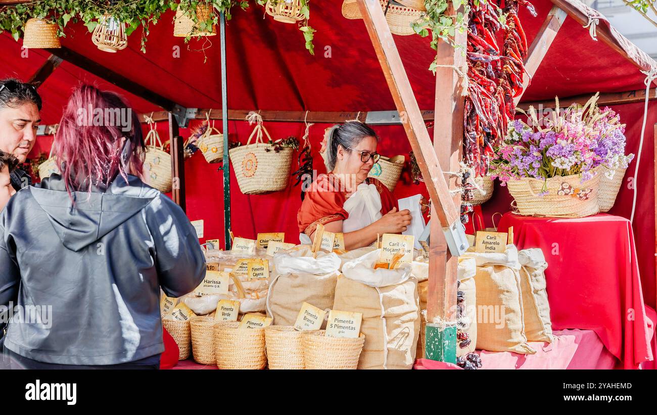Braga, Portugal - 26 mai 2024 : vendeurs de rue vendant de l'artisanat dans le centre historique de la ville lors de l'événement Braga Romana un jour de printemps Banque D'Images