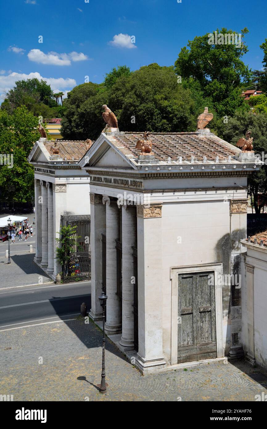 Entrées monumentales, propylaea néoclassique, Villa Borghese, Piazzale Flaminio, région du Latium, Italie Banque D'Images