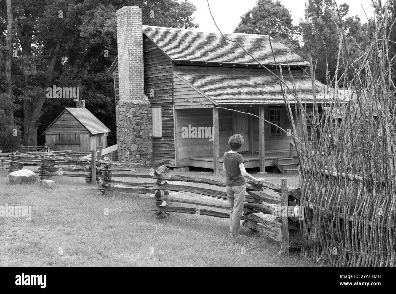 Une femme caucasienne, âgée de 55 à 60 ans, voit la cabane historique en rondins du Museum of the Waxhaws and Andrew Jackson Memorial à Waxhaw, Caroline du Nord. Banque D'Images