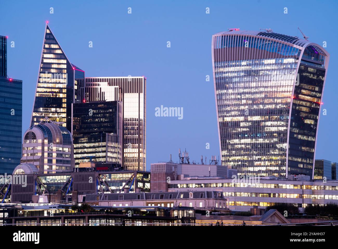Gratte-ciel du quartier financier de Londres illuminés au crépuscule Banque D'Images