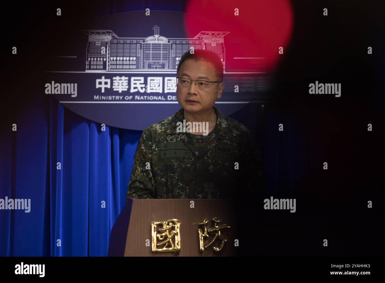 Sun Li-Fang, porte-parole du ministère de la Défense nationale de Taïwan, parle d'événement d'actualité alors que l'exercice militaire chinois siège avec l'île de Taïwan en octobre Banque D'Images