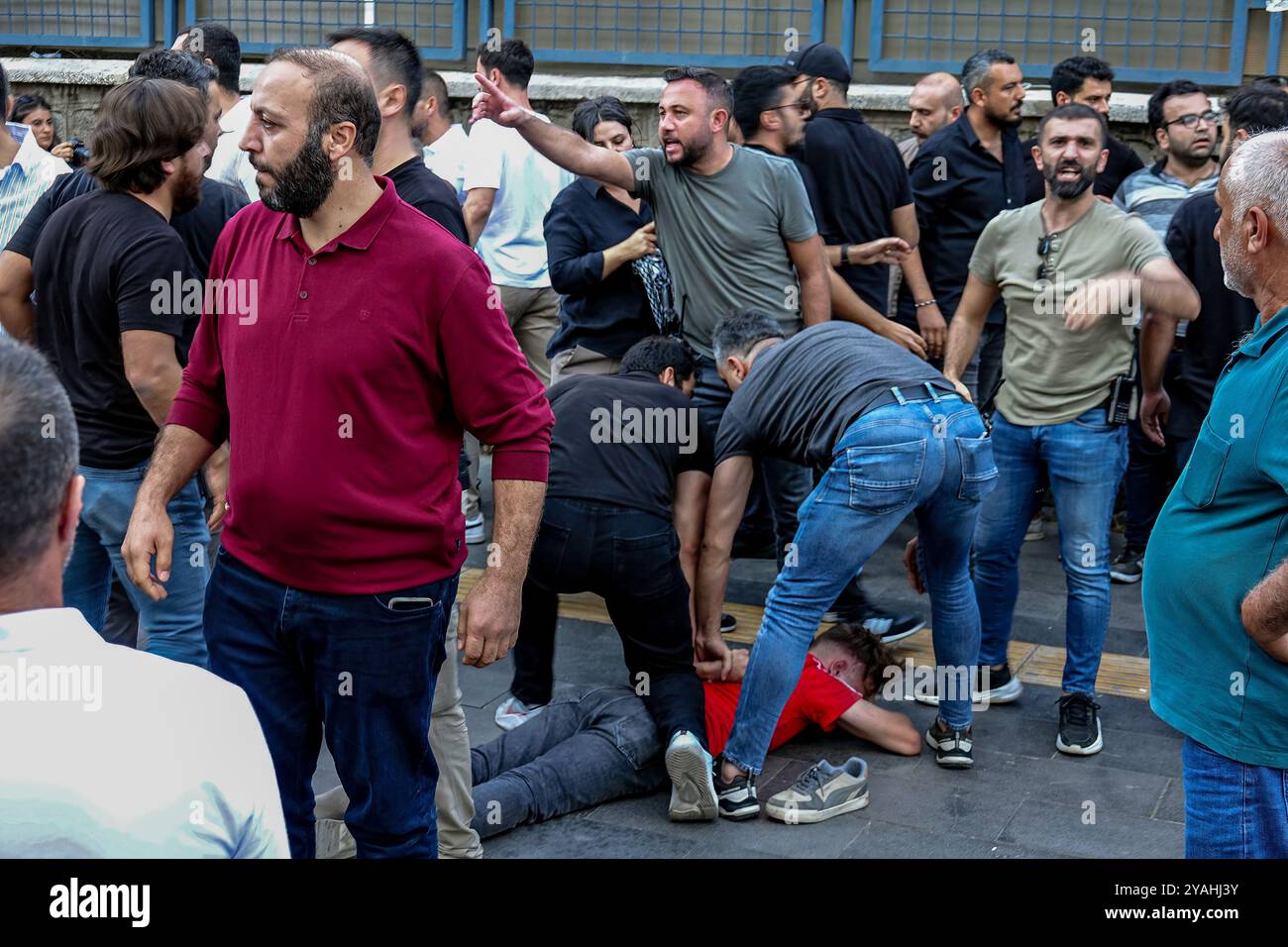 Un jeune kurde (en tissu rouge) est détenu par la police turque après la manifestation. Les partis et organisations politiques kurdes n'ont pas été autorisés à organiser un « rassemblement de la Grande liberté » dans la ville de Diyarbakir pour la libération d'Abdullah Ocalan, le leader de l'organisation armée kurde, le Parti des travailleurs du Kurdistan (PKK), emprisonné depuis 25 ans, et pour la solution démocratique de la question kurde. A Diyarbakir, une foule de politiciens kurdes et des centaines de personnes se sont rassemblées devant AZC Plaza dans le centre-ville et ont voulu marcher pour le rassemblement sur la place Istasyon, mais ont été b Banque D'Images