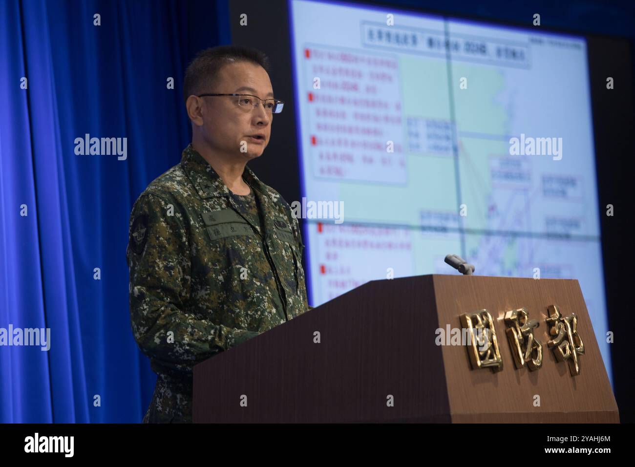 Sun Li-Fang, porte-parole du ministère de la Défense nationale de Taïwan, parle d'un événement d'information alors que l'exercice militaire chinois siège avec l'île de Taïwan le 14 octobre 2024. Copyright : xJameson Wux Banque D'Images