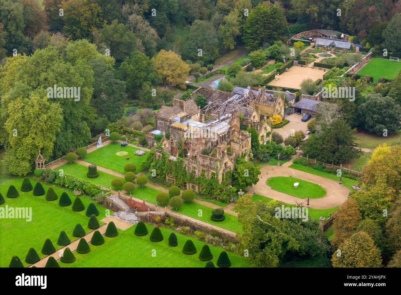 Parnham House, Beaminster, Dorset, Royaume-Uni. 14 octobre 2024. Vue aérienne de l'incendie ravagé et en partie ruiné et en partie envahi par la végétation de grade 1 répertorié au XVIe siècle Elizabethan Parnham House près de Beaminster dans le Dorset qui a été détruit par un incendie lors d'un incendie criminel le 15 avril 2017. Il est actuellement en cours de restauration complète par l'actuel propriétaire James Perkins qui l'a acheté en 2020. La propriété appartenait au moment de l'incendie à feu Michael Treichl, qui a été interrogé par la police au sujet de son implication dans l'incendie. Crédit photo : Graham Hunt/Alamy Live News Banque D'Images