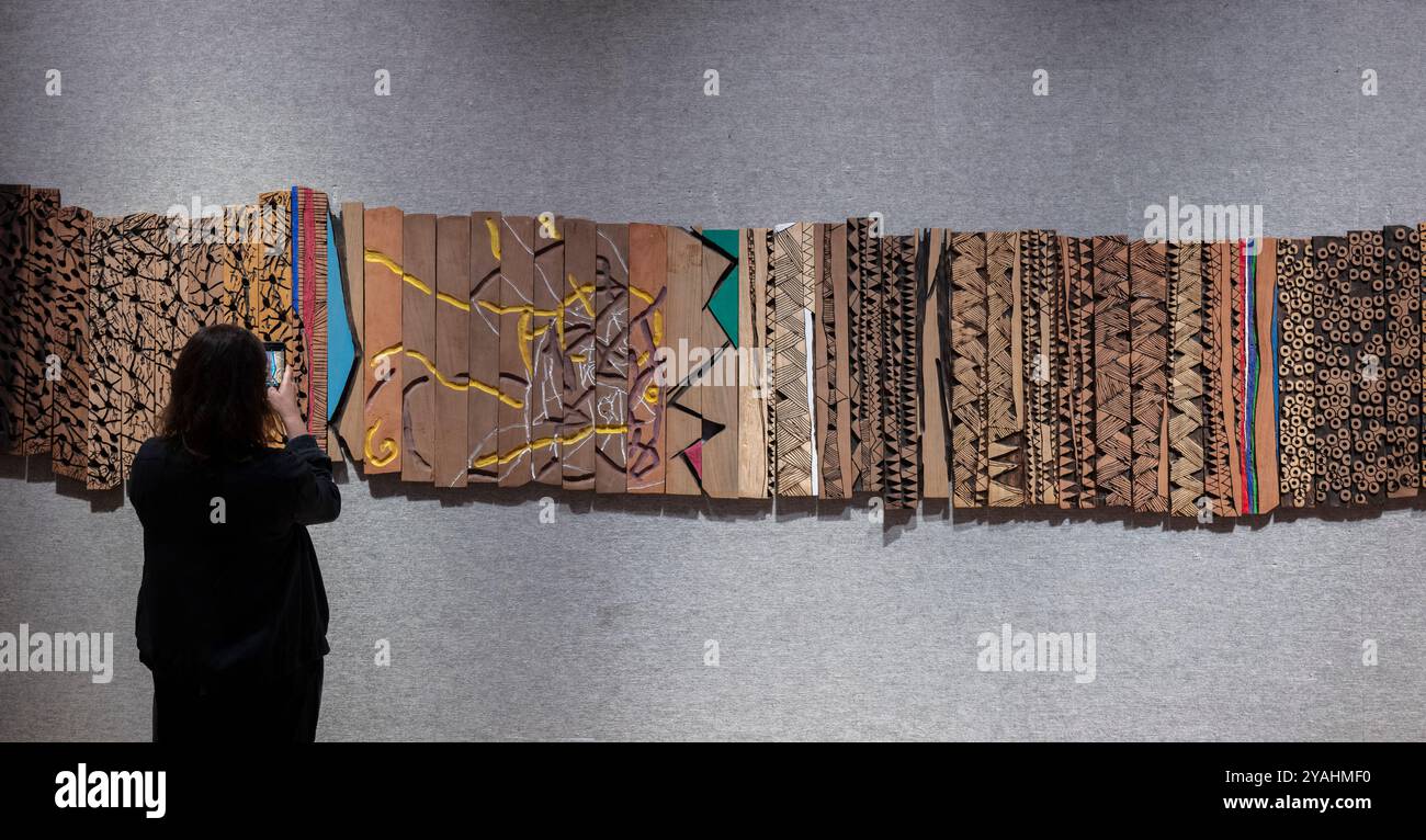 Bonhams, Londres, Royaume-Uni. 14 octobre 2024. Aperçu de la vente Bonhams Modern & Contemporary African Art qui aura lieu le 16 octobre. Les faits saillants de la vente aux enchères comprennent : El Anatsui, (ghanéen, né en 1944), 'change Goes on. Estimation de £120 000 à £180,000. Banque D'Images