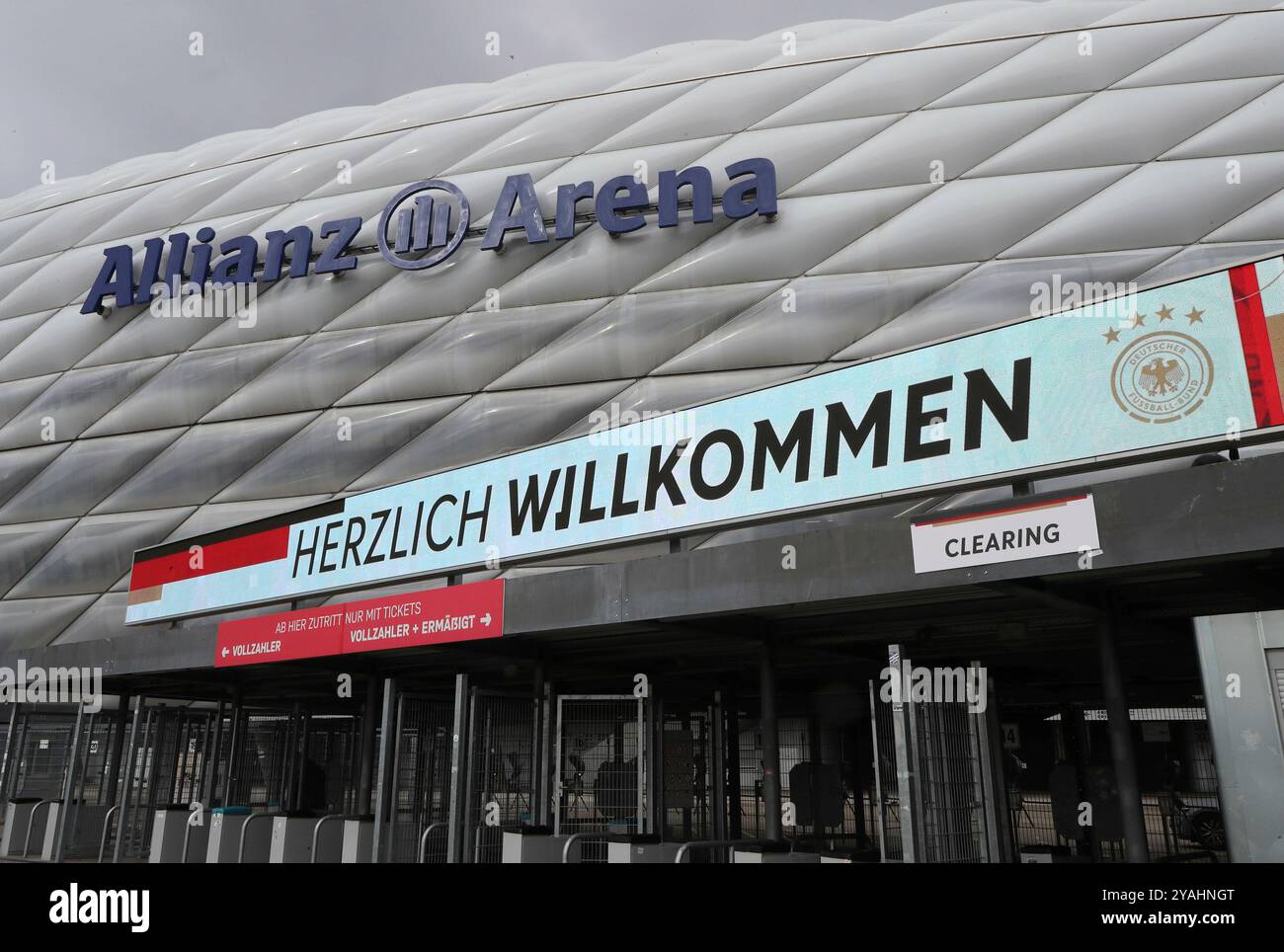 München, Deutschland, 14. Oktober 2024 : Fussball, Herren, UEFA Nations League, Deutschland - Niederlande, Gruppe A3, Allianz Arena hier die Allianz Arena von der Esplanade am Einlass, Eingang, Zuschauereinlass mit dem Schriftzu Herzlich Willkommen, DFB Banque D'Images