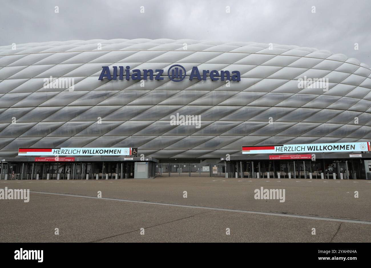 München, Deutschland, 14. Oktober 2024 : Fussball, Herren, UEFA Nations League, Deutschland - Niederlande, Gruppe A3, Allianz Arena hier die Allianz Arena von der Esplanade am Einlass, Eingang, Zuschauereinlass mit dem Schriftzu Herzlich Willkommen, DFB Banque D'Images