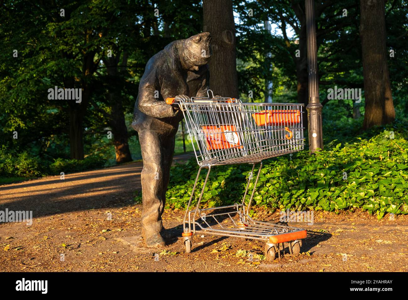 09.06.2021, Allemagne, Brême, Brême - sculpture en bronze MANN mit EINKAUFSWAGENS par un artiste inconnu dans le Wallanlagen (centre-ville) représente un sans-abri p Banque D'Images