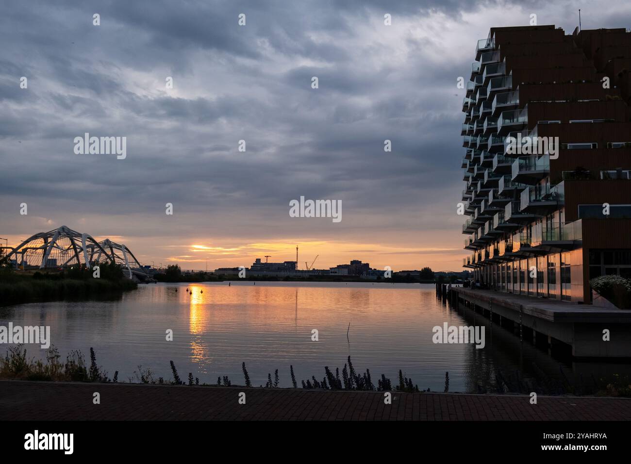 18.06.2023, pays-Bas, Hollande du Nord, Amsterdam - projet résidentiel Sluishuis (sur la gauche du pont Enneues-Heerma) sur une île artificielle, afforda Banque D'Images