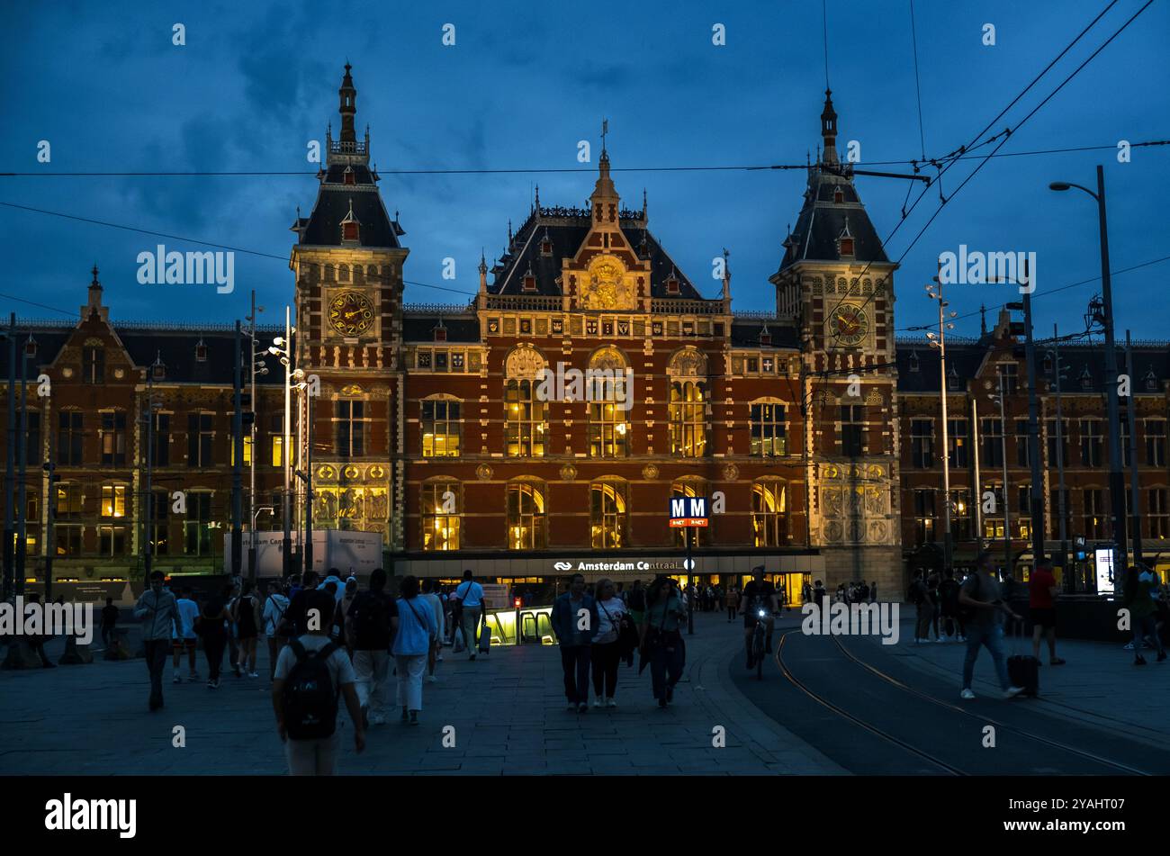 18.06.2023, pays-Bas, Hollande du Nord, Amsterdam - devant la gare centrale, devant un escalier roulant dans le métro. 00A23 Banque D'Images