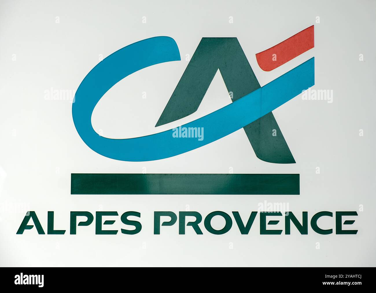 28.06.2024, France, Hautes-Alpes, Provence-Alpes-Cote d'Azur, Veynes - signe de crédit agricole Alpes Provence. 00A240628D099CAROEX.JPG [AUTORISATION DU MODÈLE : Banque D'Images