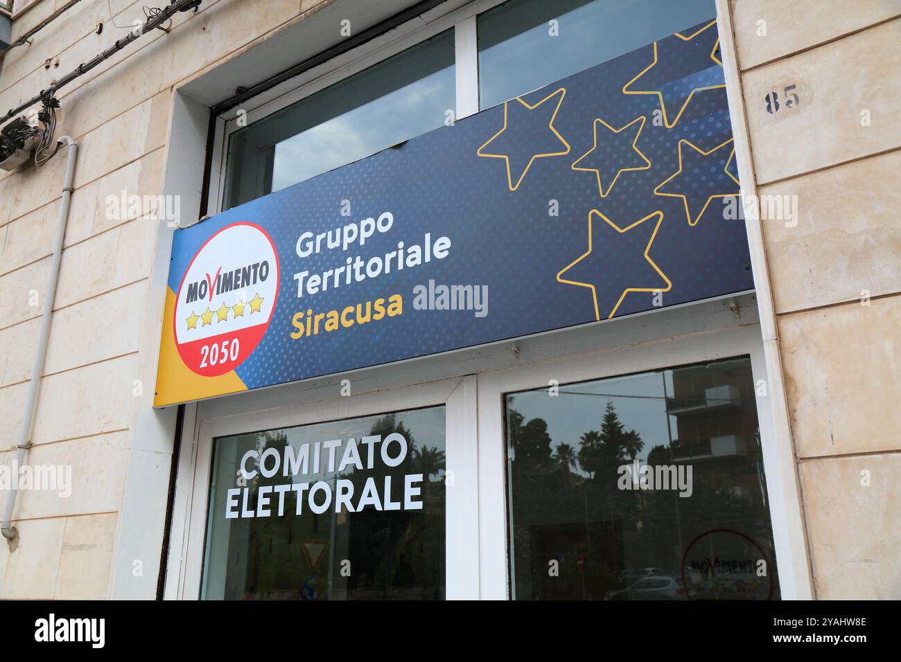 SYRACUSE, ITALIE - 3 AOÛT 2024 : mouvement cinq étoiles (italien : Movimento 5 Stelle) bureau du parti politique populiste à Syracuse, Italie. Banque D'Images