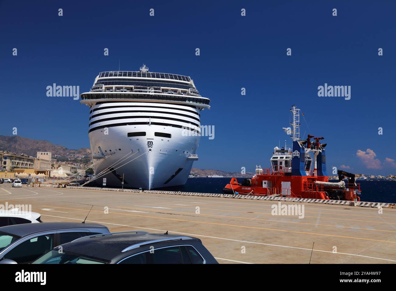 MESSINE, ITALIE - 13 AOÛT 2024 : le navire de croisière MSC World Europa visite Messine, Italie. MSC World Europa est l'un des plus grands navires de croisière dans le Banque D'Images