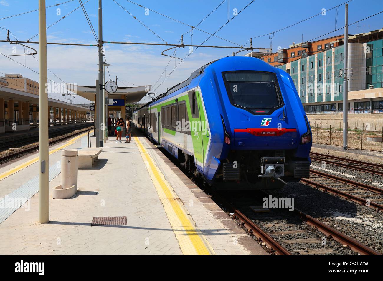 SYRACUSE, ITALIE - 3 AOÛT 2024 : train de voyageurs Trenitalia Blues à la gare de Syracuse, Italie. L'unité multiple électrique (EMU) a été développée et buil Banque D'Images