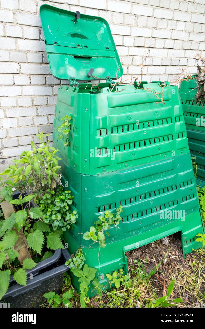 Composteur en plastique poubelle de compostage déchets de jardin Banque D'Images