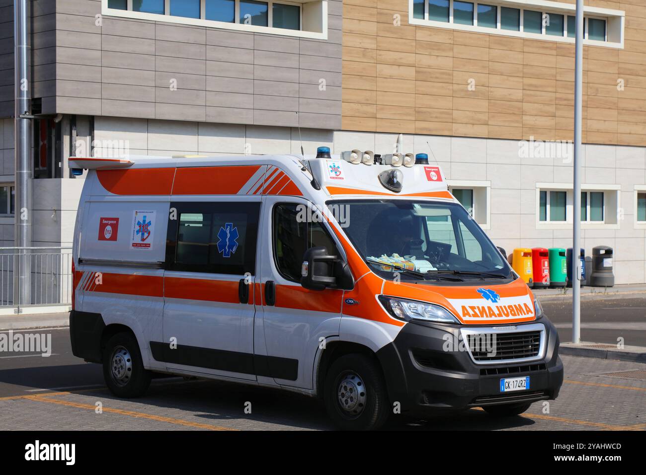 CATANE, ITALIE - 7 AOÛT 2024 : ambulance Peugeot devant l'hôpital Garibaldi à Catane sur l'île de Sicile, Italie. Banque D'Images