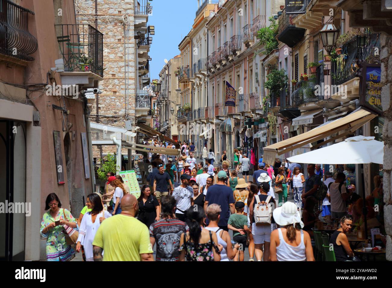 TAORMINA, ITALIE - 4 AOÛT 2024 : rue animée dans la vieille ville de Taormina sur l'île de Sicile, Italie. Banque D'Images