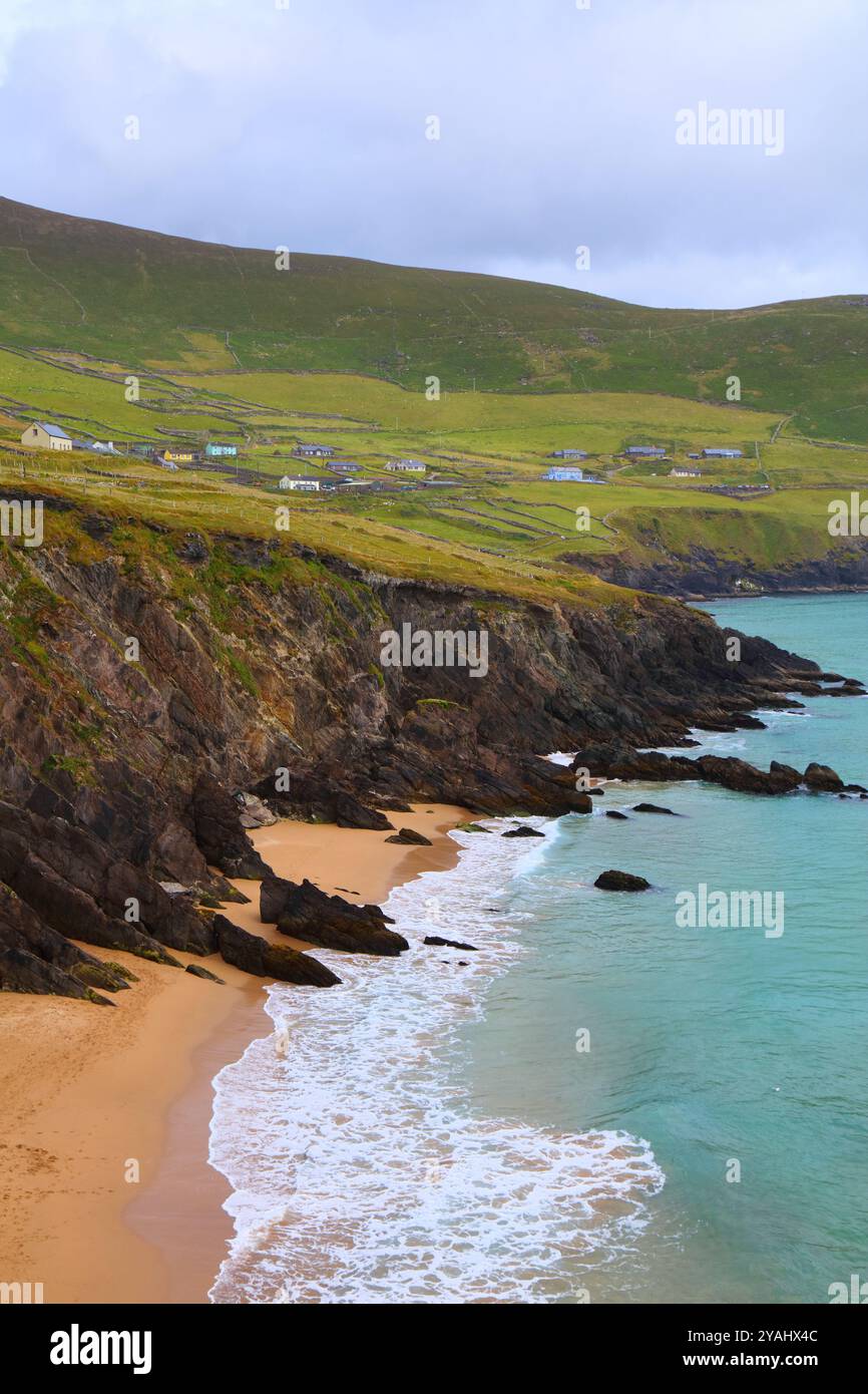 Paysage de la péninsule de Dingle dans le comté de Kerry, Irlande. Falaises sur la plage de Coumeenoole à Dunmore Head. Banque D'Images