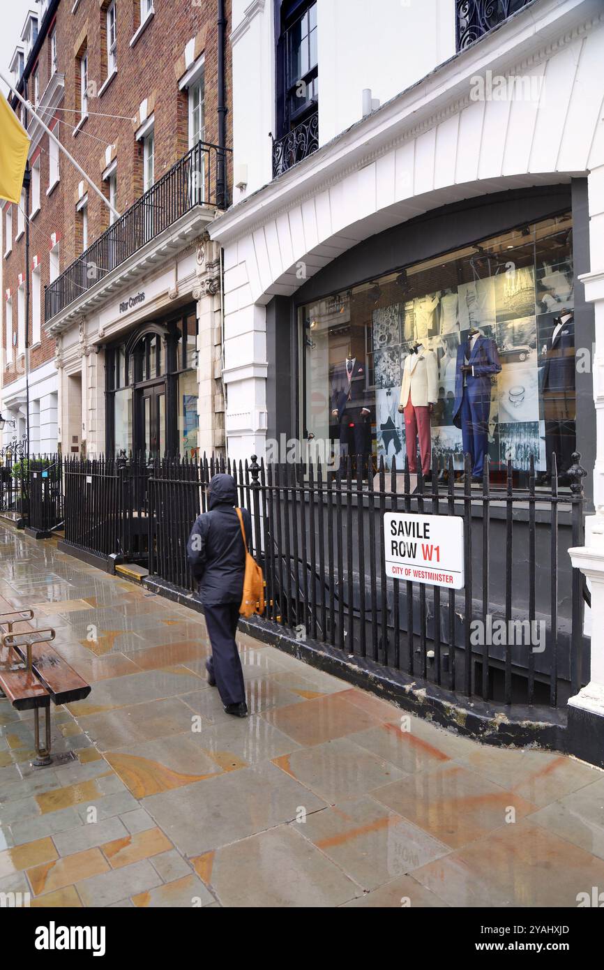 LONDRES, Royaume-Uni - 9 JUILLET 2024 : les gens visitent le célèbre Savile Row à Mayfair, dans le centre de Londres, Royaume-Uni. Savile Row a une réputation internationale pour son traditionnel Banque D'Images