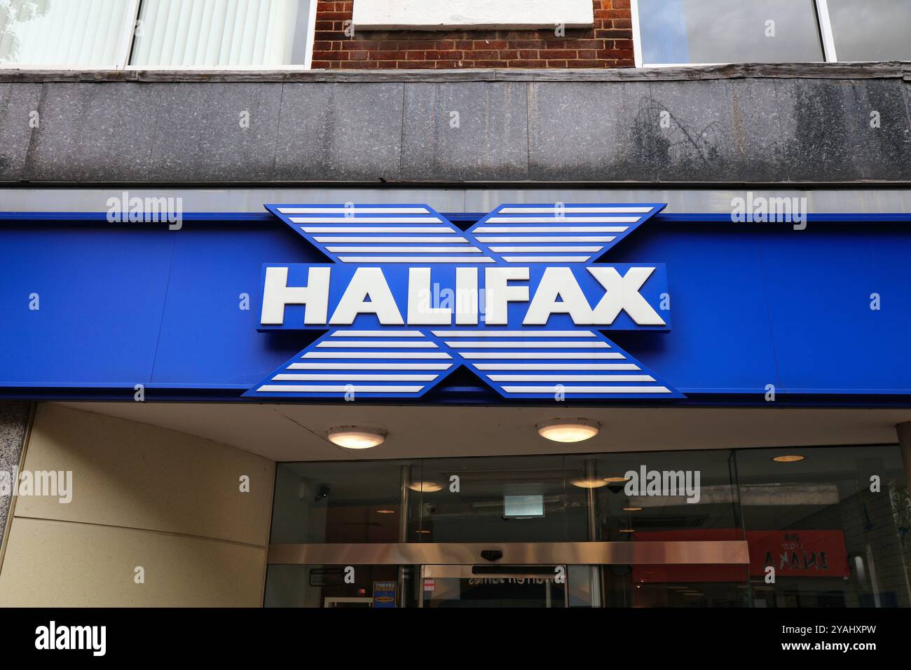 SUTTON, Royaume-Uni - 8 JUILLET 2024 : succursale de Halifax Bank à Londres Borough of Sutton dans le sud de Londres, Royaume-Uni. Elle fait partie de Lloyds Banking Group. Banque D'Images