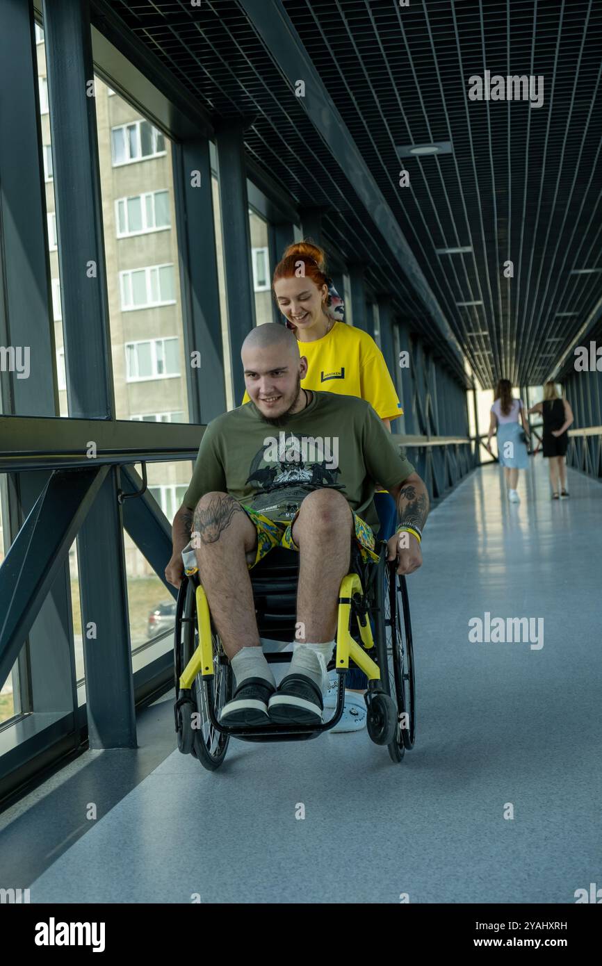 16.09.2024, Ukraine, Lviv, Lviv - Centre de réadaptation ININTERROMPU spécialisé dans le traitement des blessures de guerre et les ajustements de prothèses. Vétéran faisant de l'exercice Banque D'Images