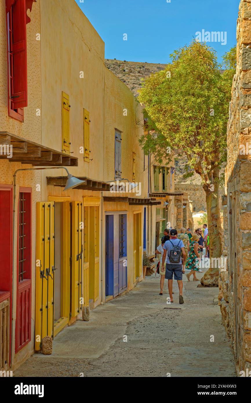 Ancienne rue commerçante sur l'île grecque de Spinalonga, une ancienne colonie de lépreux près d'Agios Nikolaos en Crète, Grèce. Banque D'Images
