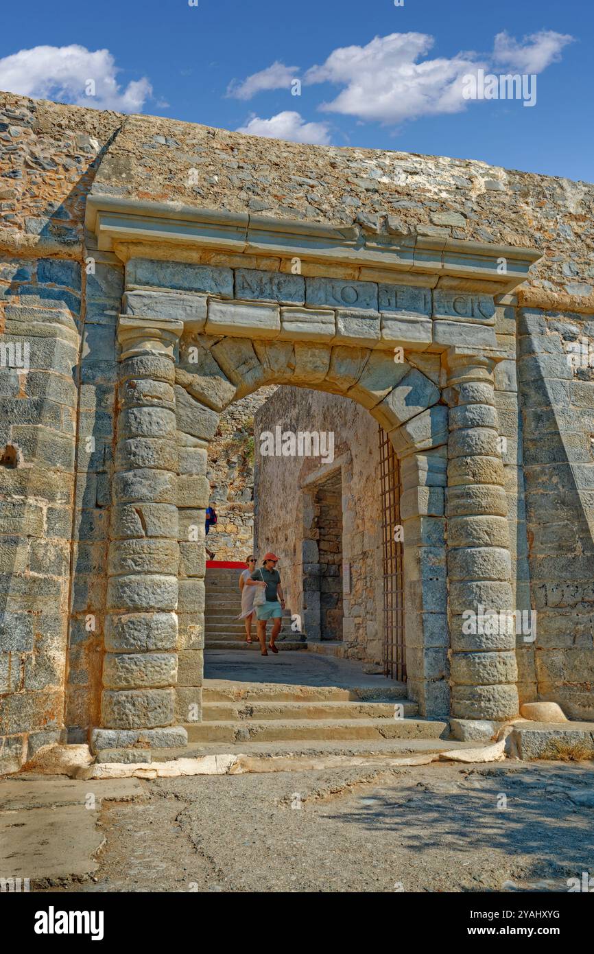 L'ancienne entrée principale de la colonie Leper de Spinalonga avec bâtiment de désinfection Leper au-delà. L'île de Spinalonga est au large de l'est de la Crète, en Grèce. Banque D'Images