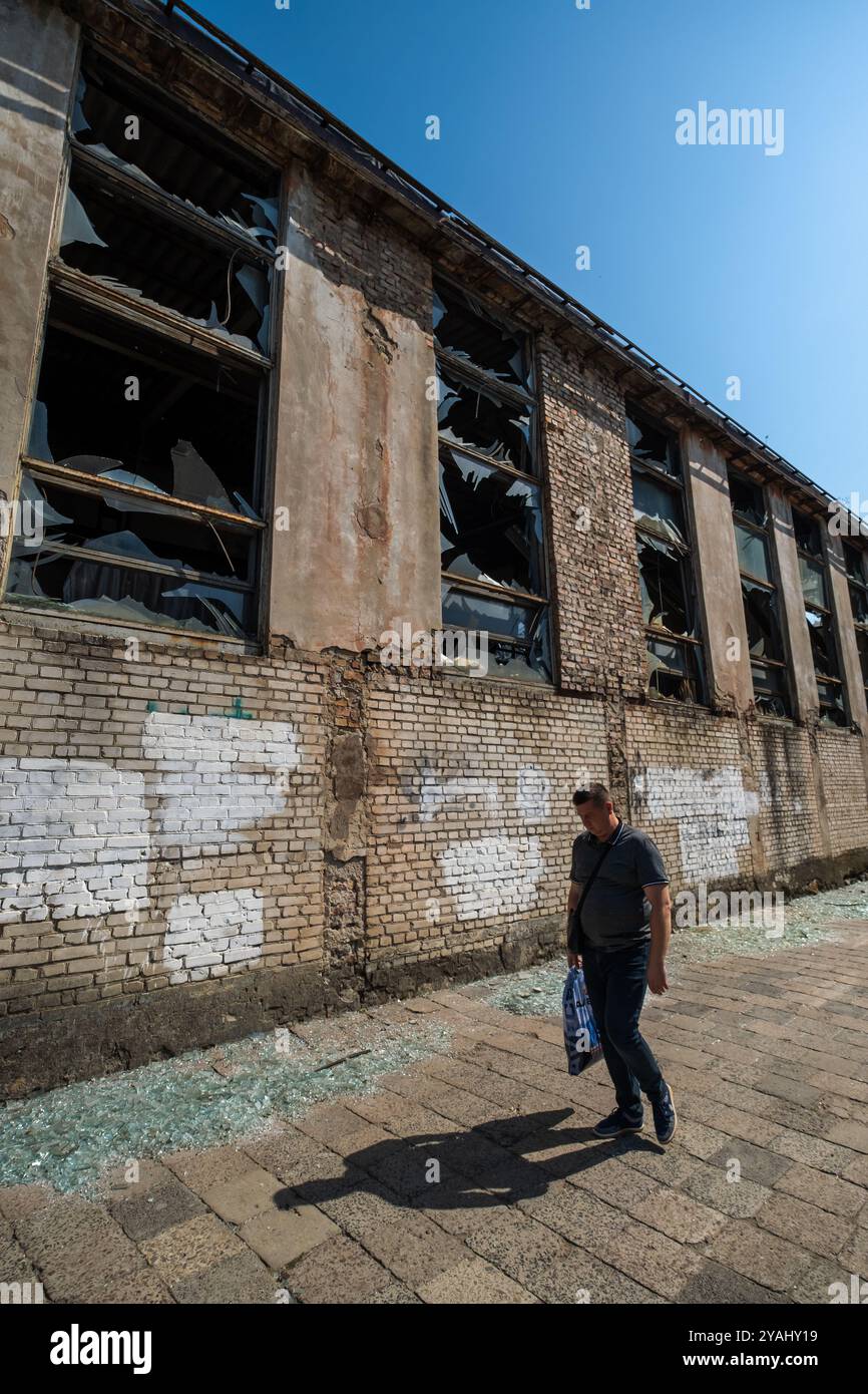 06.09.2024, Ukraine, Lviv, Lviv - guerre en Ukraine : vue d'un bâtiment commercial avec des fenêtres cassées après une attaque de roquette et de drone russe sur un résident Banque D'Images