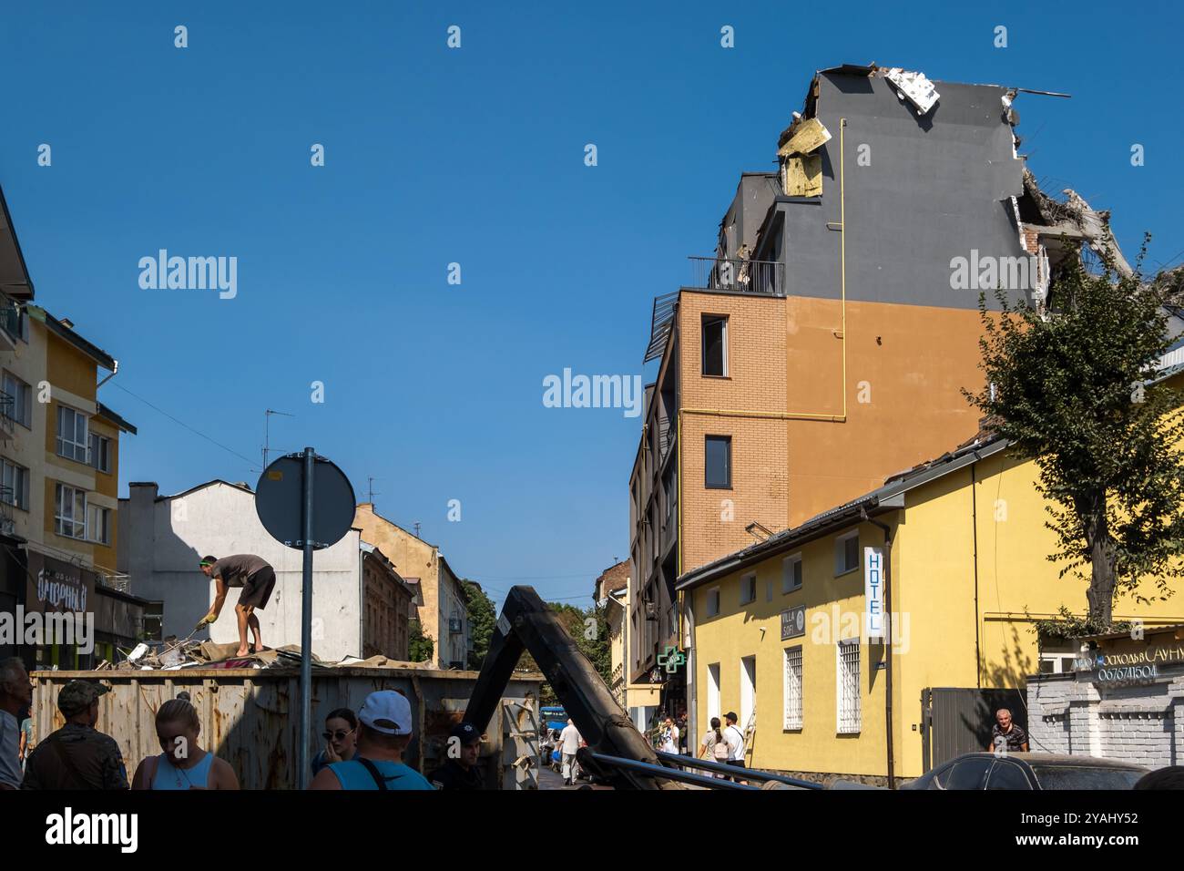 06.09.2024, Ukraine, Lviv, Lviv - guerre en Ukraine : opération de nettoyage après une attaque de roquettes et de drones russes sur une zone résidentielle du centre-ville (7 de Banque D'Images