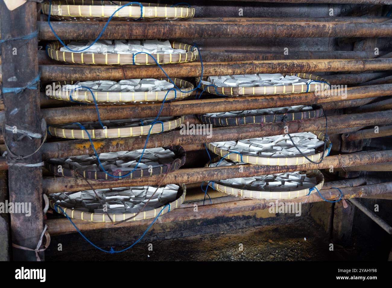 05.11.2023, Indonésie, Lombok, Mataram - tofu wird in einem Holzregal gelagert. 00S231105D304CAROEX.JPG [AUTORISATION DU MODÈLE : NON APPLICABLE, PROPRIÉTÉ RELEA Banque D'Images