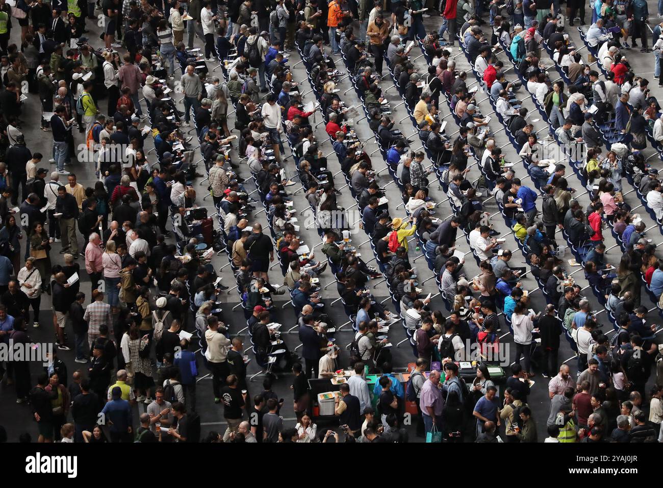 06.12.2023, Chine, Hongkong, Hong Kong - vue d'oiseau : les gens assis sur des chaises les uns à côté des autres lors d'un événement. 00S231206D355CAROEX.JPG [MODÈLE RELE Banque D'Images