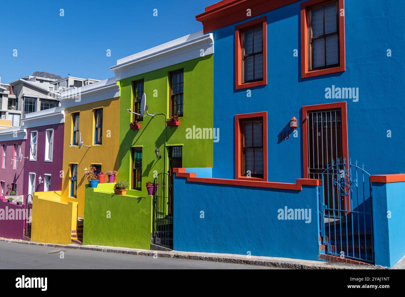 Les maisons et les bâtiments aux couleurs vives du quartier de Bo-Kaap au Cap, en Afrique du Sud Banque D'Images