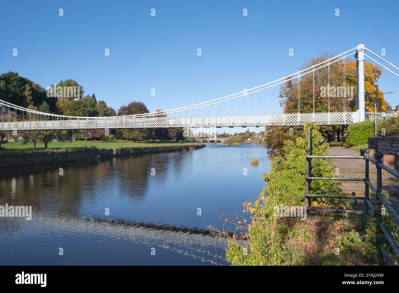 Une vue du pont suspendu Dumfries qui traverse la rivière Nith près des Whitesands, au centre-ville de Dumfries, en Écosse. Achevé en 1875. Banque D'Images