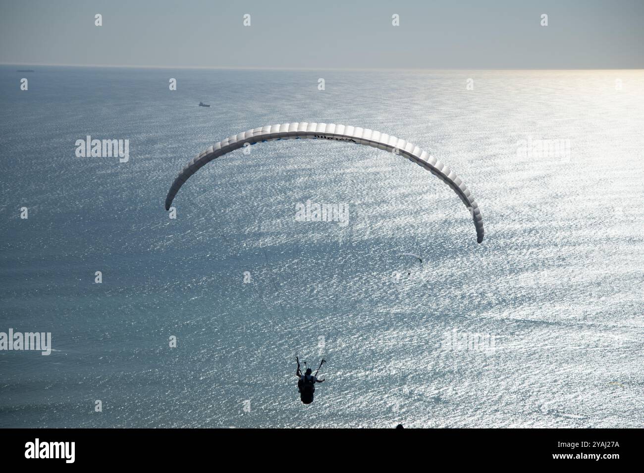 Un parapente décollant du site de lancement de signal Hill au Cap, en Afrique du Sud Banque D'Images